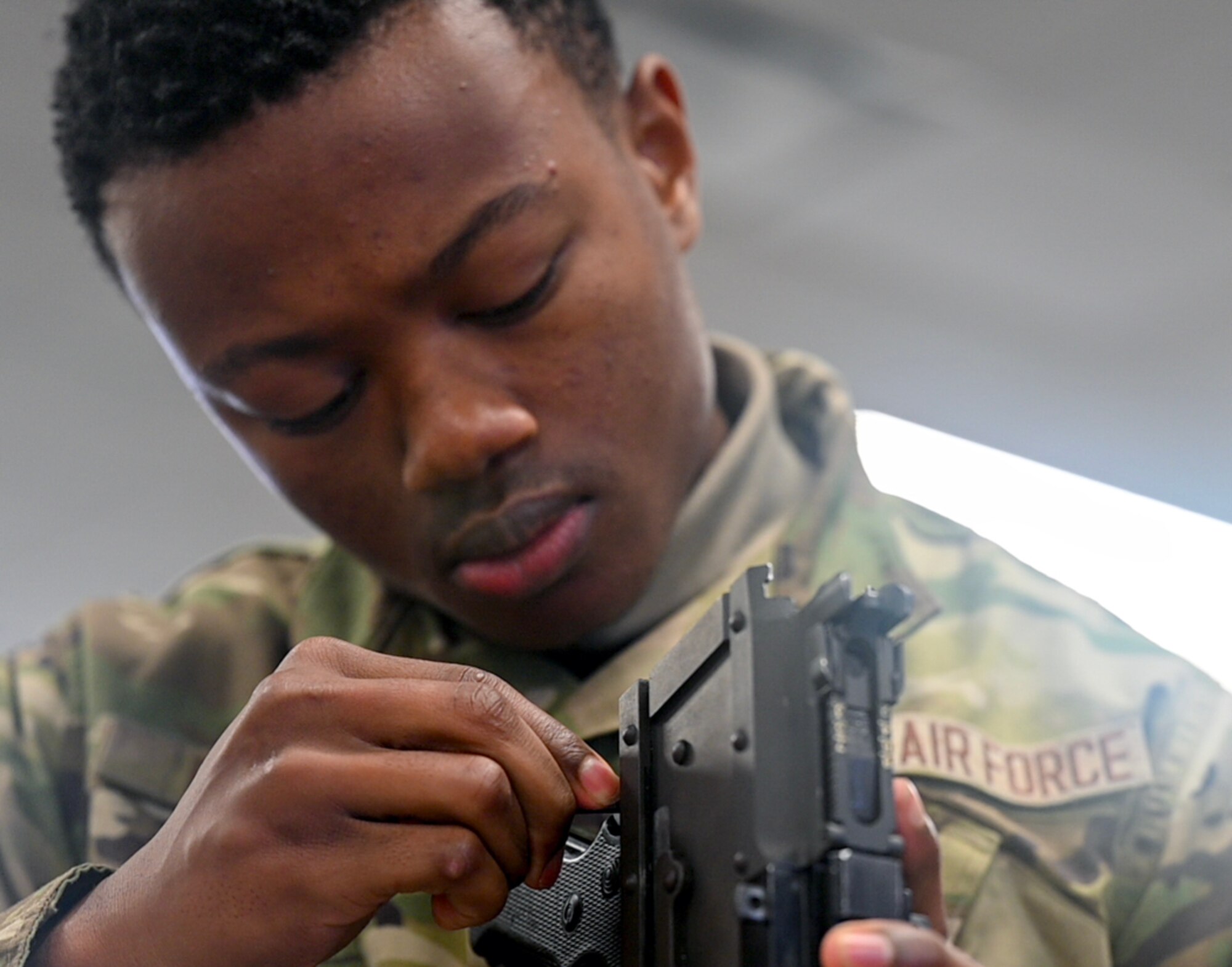 Students train with M240 B medium weight machine gun at JBSA-Lackland