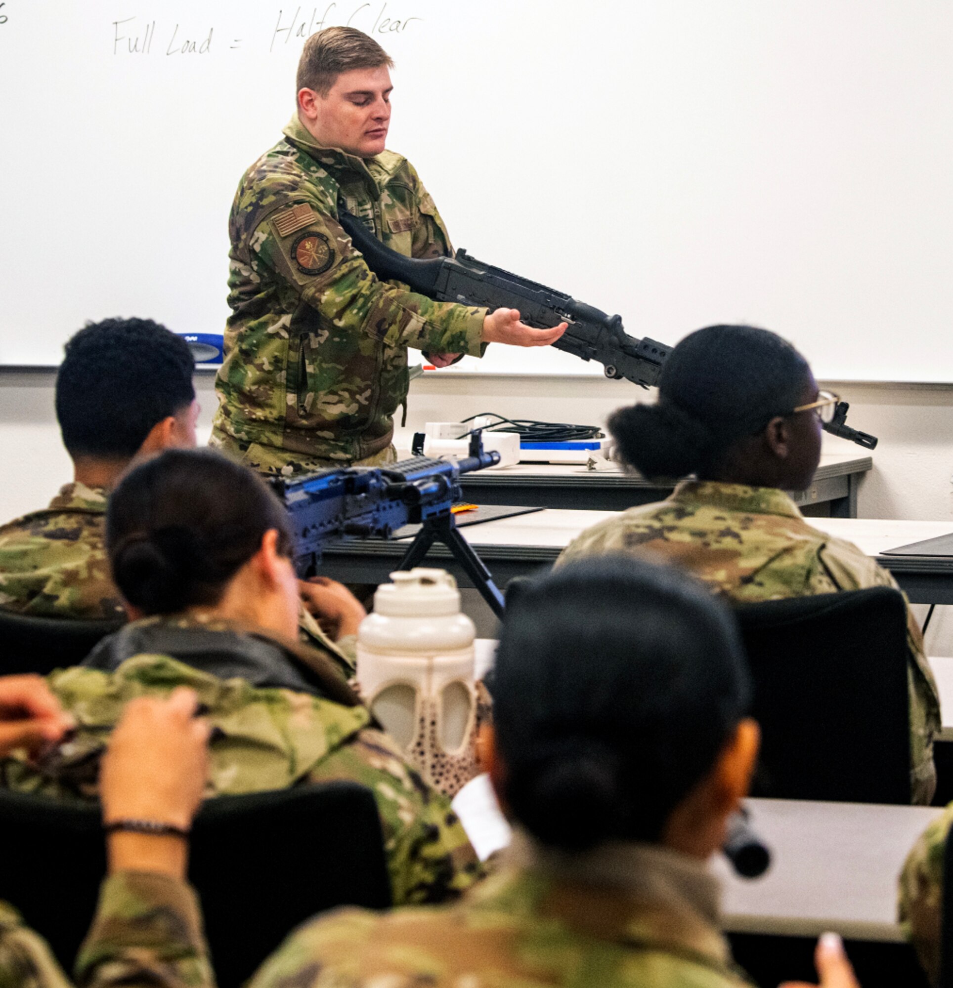 Students train with M240 B medium weight machine gun at JBSA-Lackland