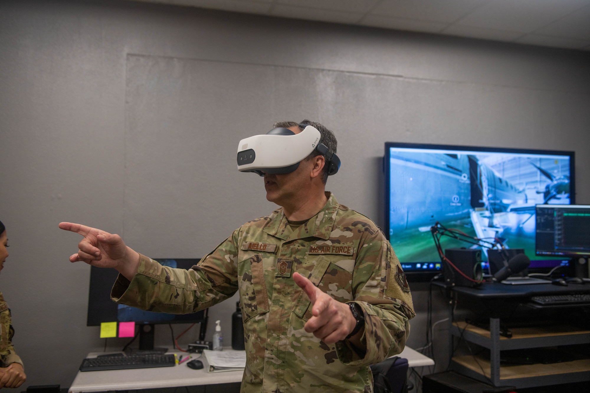 A Chief uses a virtual reality headset.