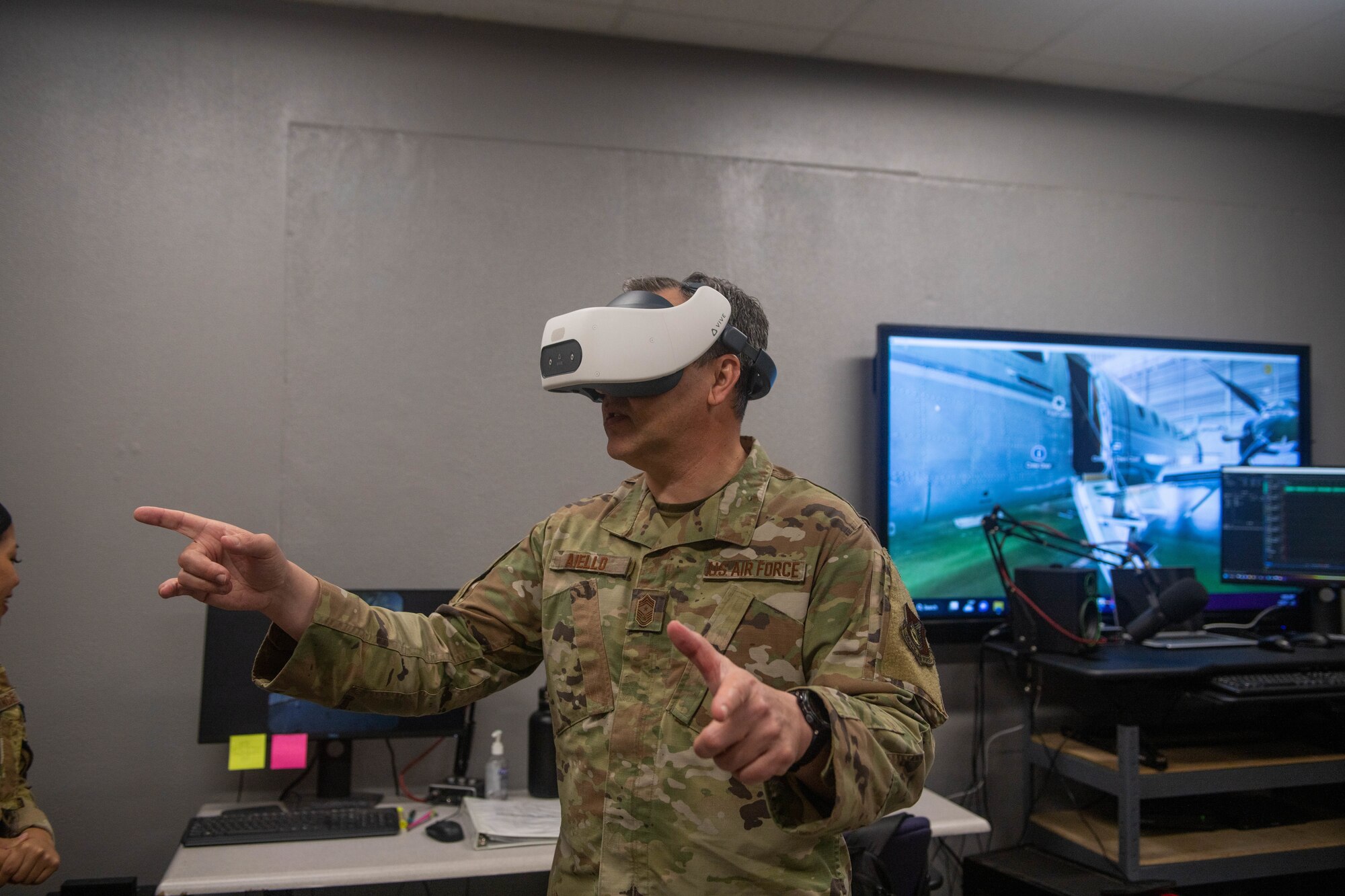 A Chief uses a virtual reality headset.