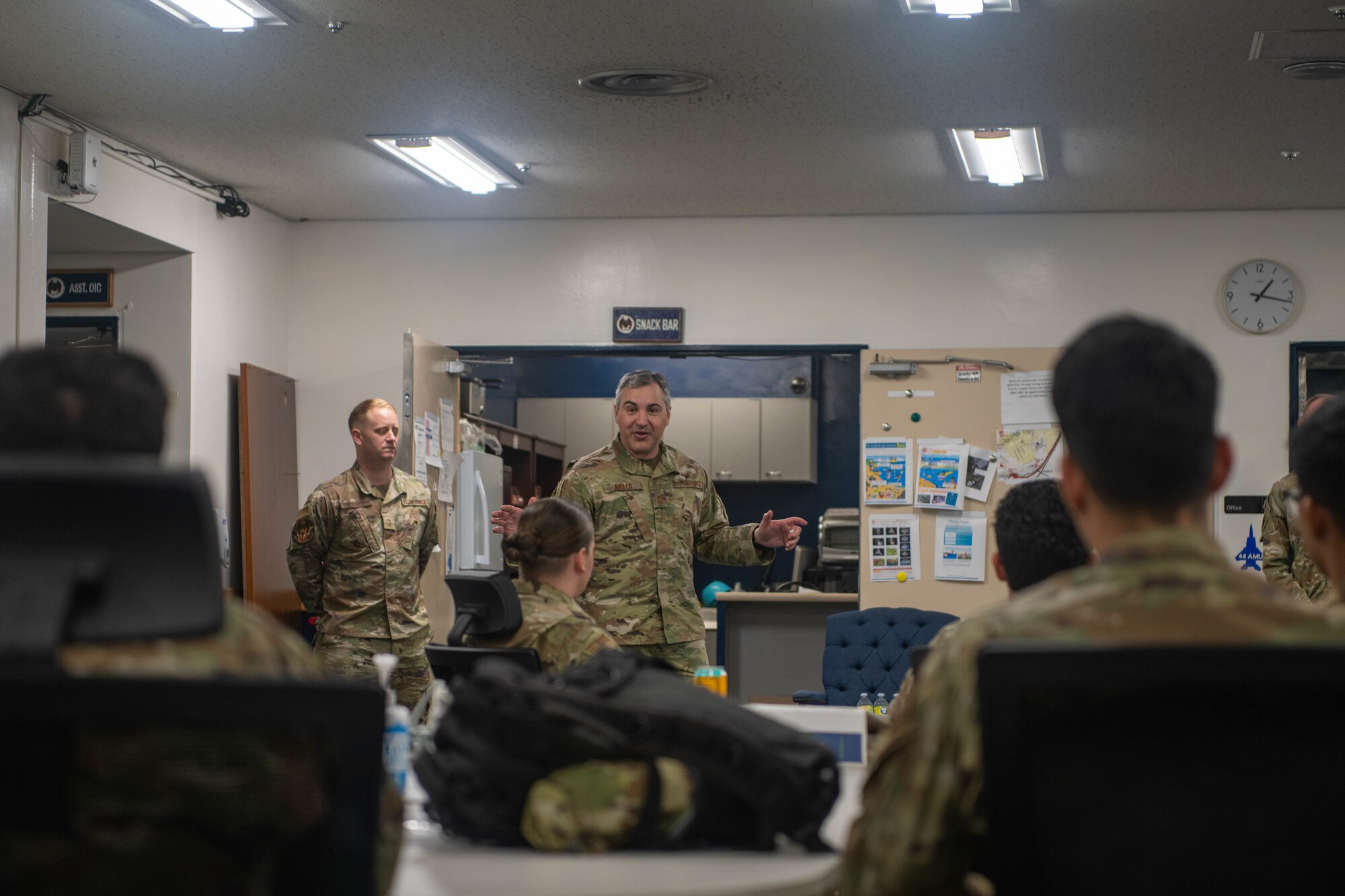 A CMSgt speaks to a group of maintainers.