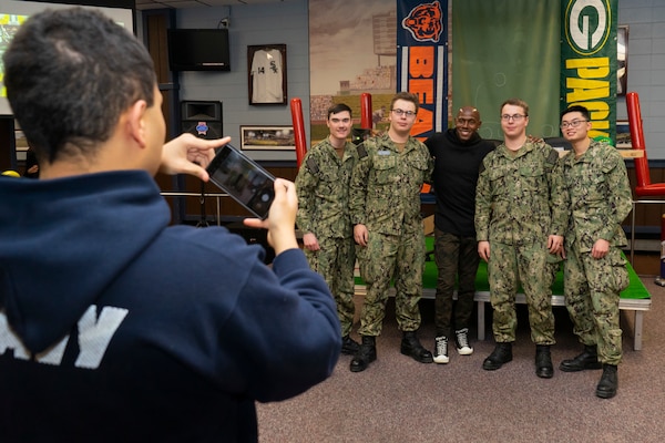 DVIDS - Images - Sailor Represents U.S. Navy at NFL Pro Bowl [Image 4 of 4]