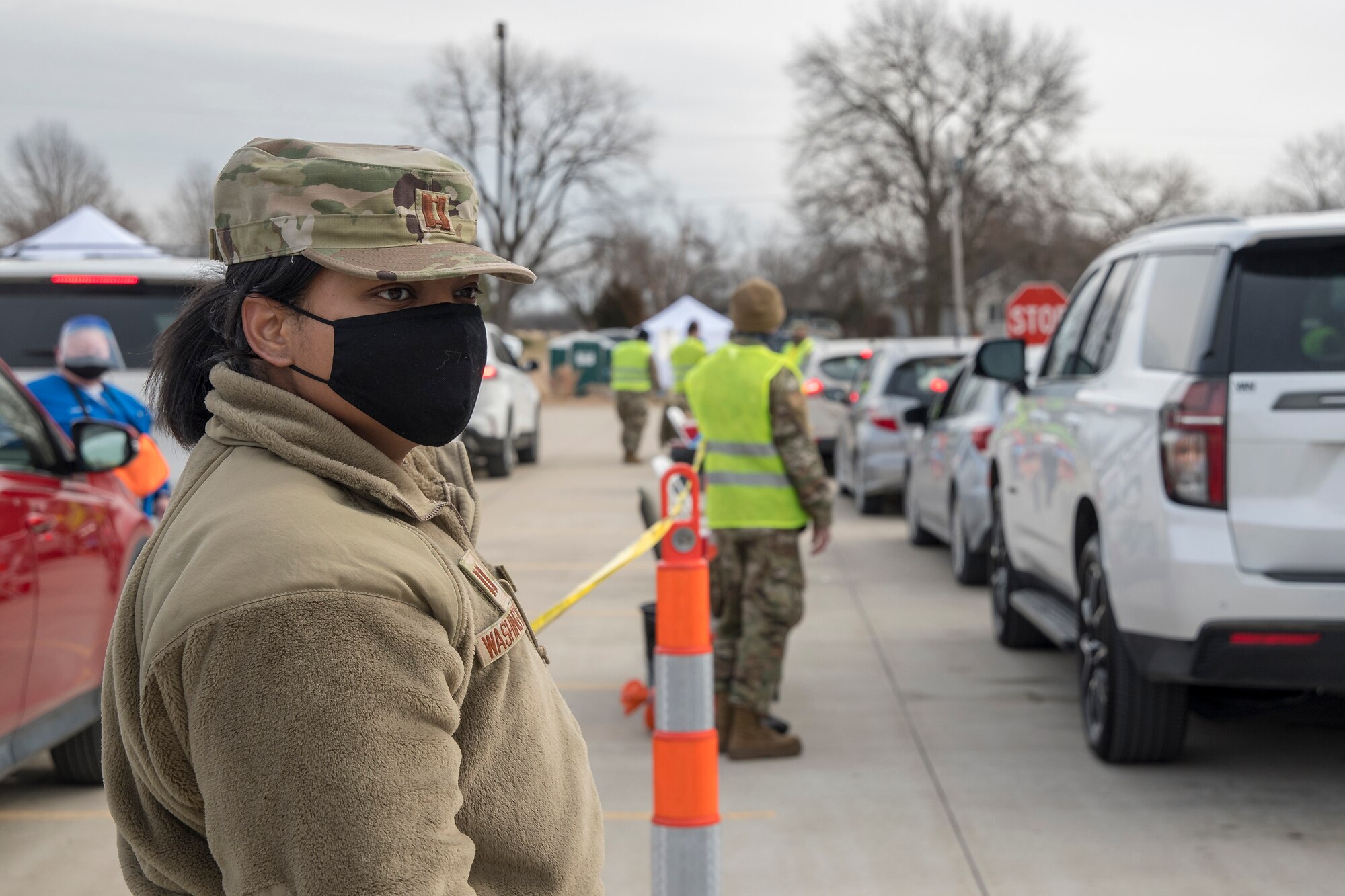 Capt. Adrienne Washington, a nurse with the 131st Medical Group, surveys a line of cars during a mass vaccination event February 5, 2021, in Clinton, Missouri. Officials expect to vaccinate about 2000 citizens as part of the State of Missouri’s overall COVID-19 vaccination plan. (U.S. Air National Guard photo by Tech. Sgt. John E. Hillier)