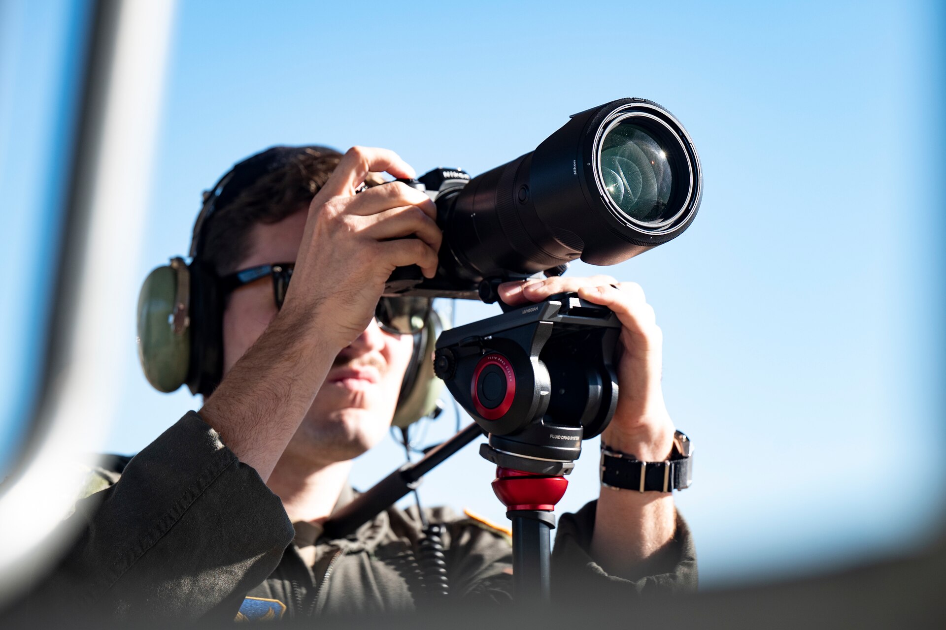 How to Set Up a Manfrotto 755xb Tripod > DINFOS Pavilion > How To