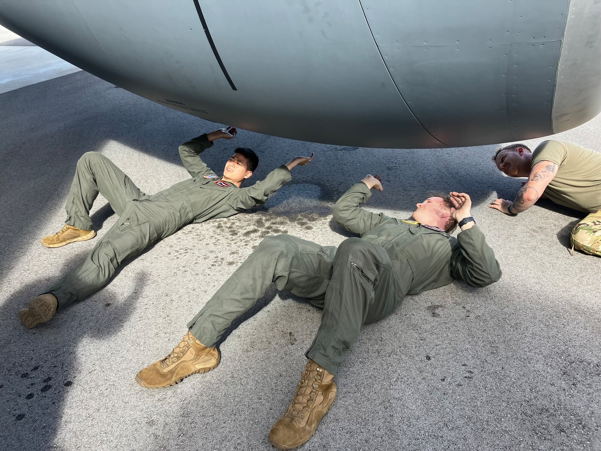 U.S. Air Force Senior Airman Tyler Bortoli, 92nd Aircraft Maintenance Squadron flying crew chief, instructs boom operators how to remove an engine cover during at site survey that took place January 2023. The team demonstrated cross utilization proficiency and multi-capable airman concepts on maintenance ground duties. (U.S. Air Force courtesy photo)