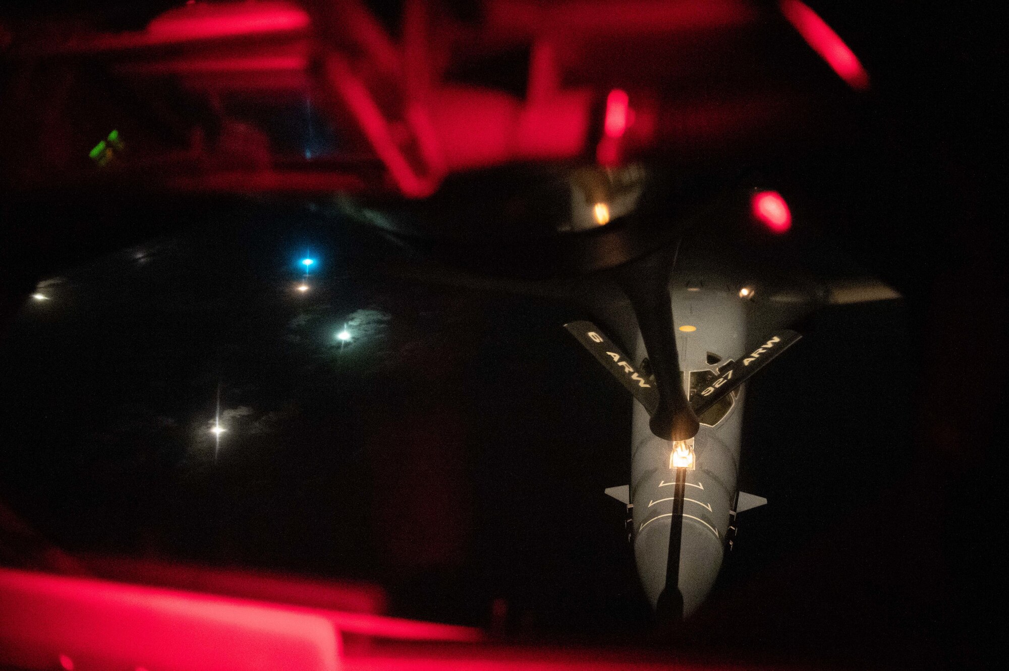 plane receives fuel from another plane