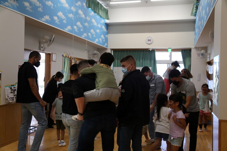 沖縄県金武町キャンプ・ハンセン所属の第３海兵無線大隊デルタ隊の兵士１１名が、同町にある杉の子幼児学園を訪れ英語交流会を行いました。