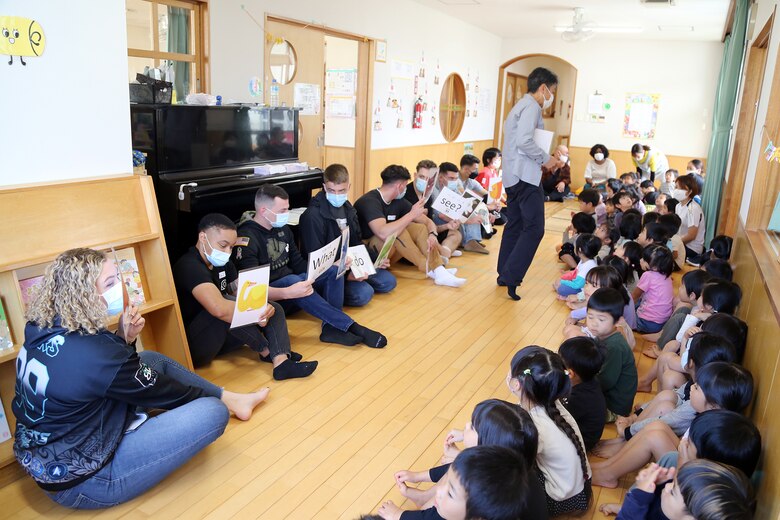 沖縄県金武町キャンプ・ハンセン所属の第３海兵無線大隊デルタ隊の兵士１１名が、同町にある杉の子幼児学園を訪れ英語交流会を行いました。