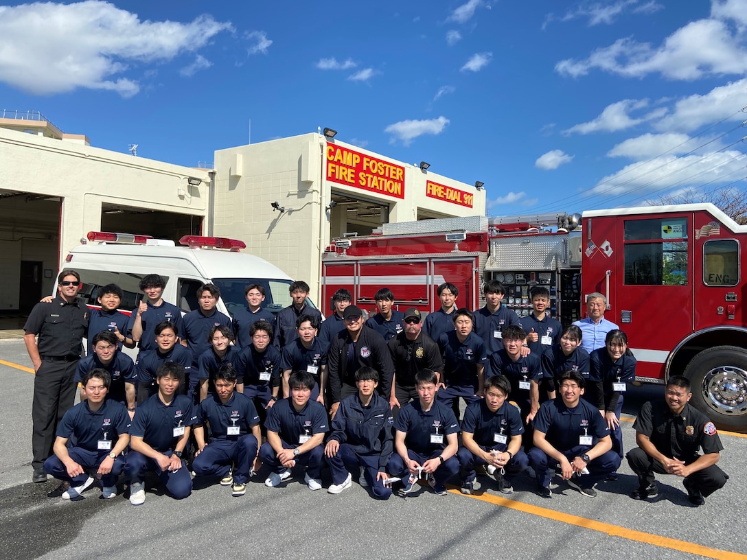 広島国際大学保健医療学部 救急救命学科の学生５３名が日本の消防（救急医療）と米国の消防（救急医療）の違いを学ぶ為に海兵隊太平洋基地（MCIPAC）のキャンプ・フォスター消防署を視察訪問しました。学生たちはその他に、防火服とSCBAの着用体験や放水体験、はしご車のプラットフォームへの搭乗体験も行いました。