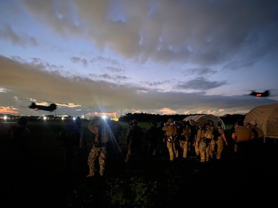 Army Chemical Corps Soldiers train with Navy SEALs during Exercise Trident