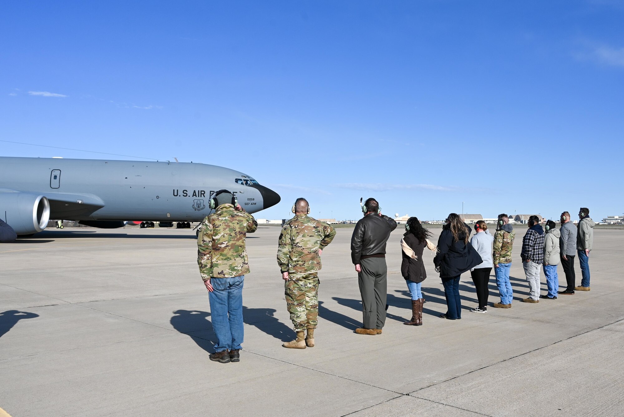 Airmen salute jet