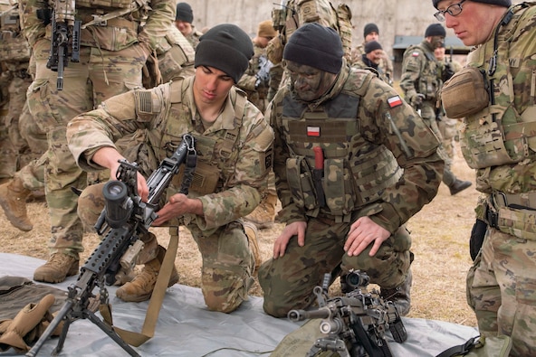 3BCT introduces a Polish soldier to an M249 light machine gun during a training event in Zamość, Poland, Feb. 28, 2022.