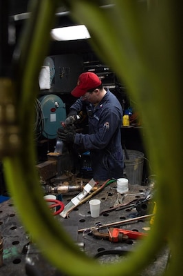 Blue Ridge Sailor Performs Maintenance