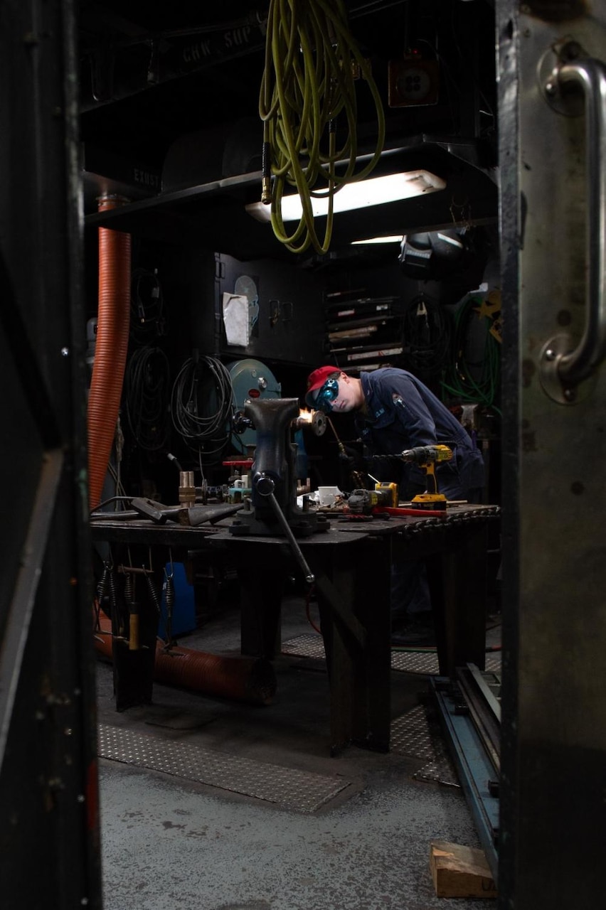 Blue Ridge Sailor Performs Maintenance