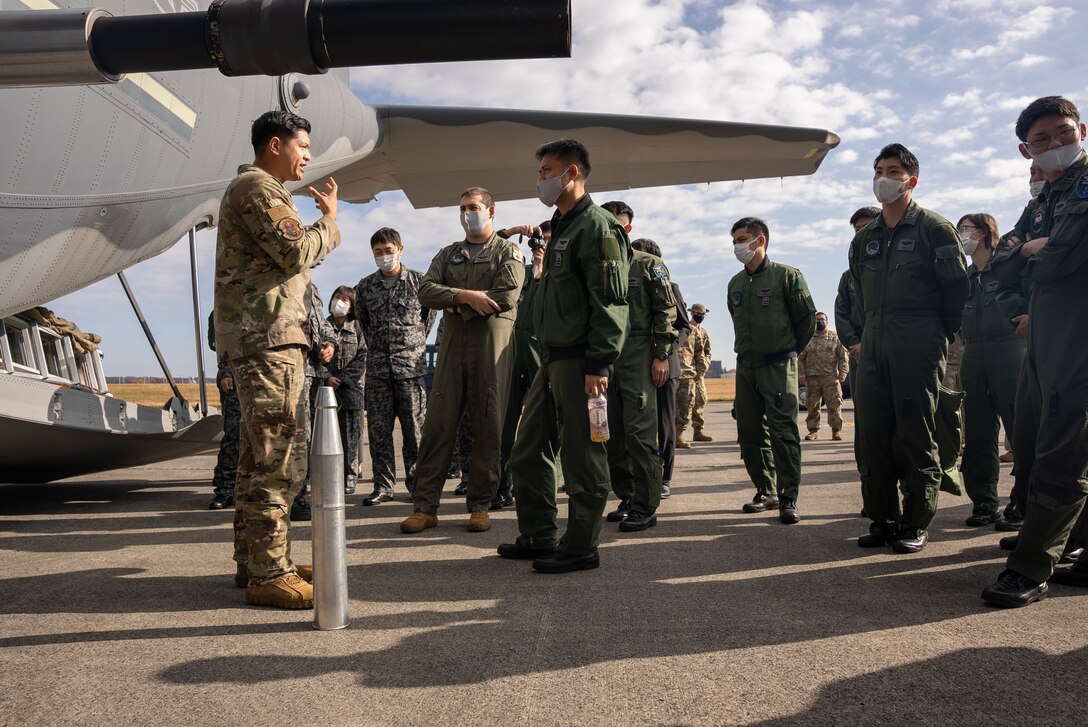 U.S. special operator shows Japanese pilots the capabilities of their aircraft.