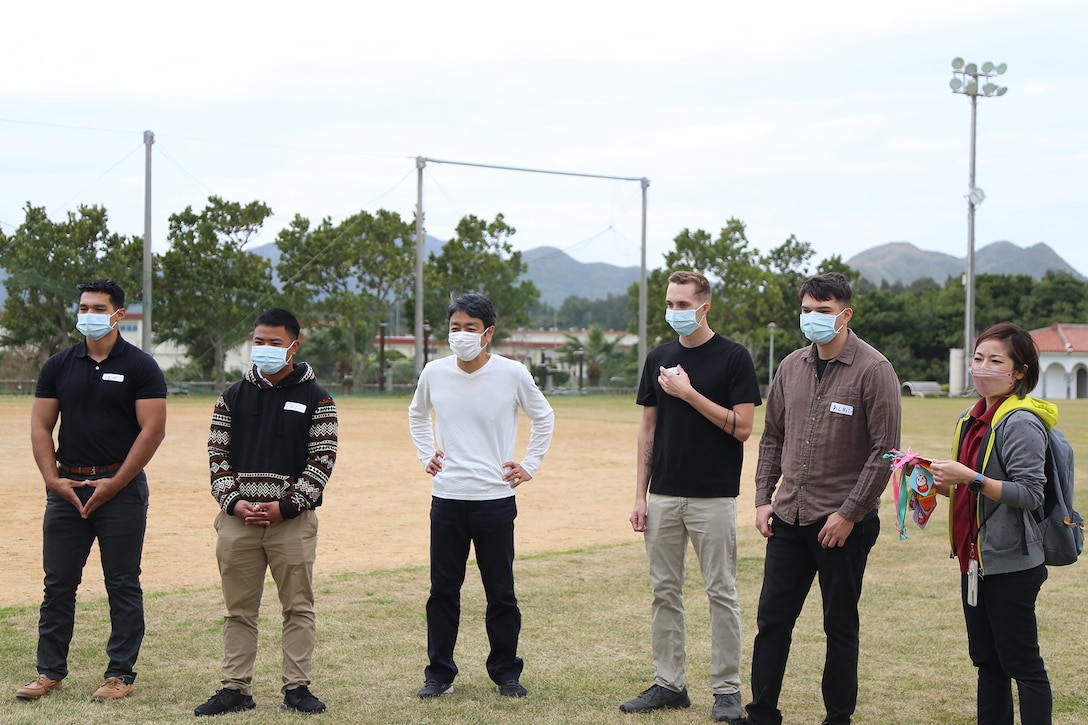 沖縄県海兵隊キャンプ・ハンセン（金武町）の海兵隊の兵士４名が、同町の金武こどもみらい園の園児たちと交流会を行いました。