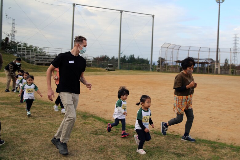 沖縄県海兵隊キャンプ・ハンセン（金武町）の海兵隊の兵士４名が、同町の金武こどもみらい園の園児たちと交流会を行いました。