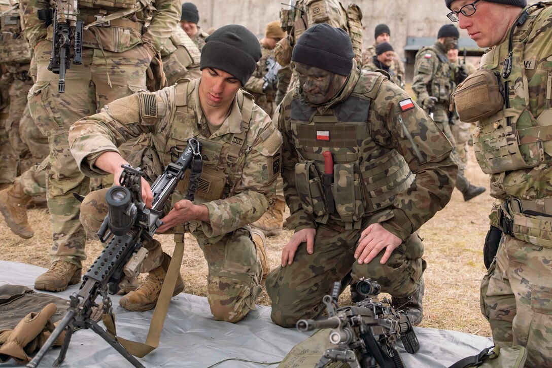 3BCT introduces a Polish soldier to an M249 light machine gun during a training event in Zamość, Poland, Feb. 28, 2022.
