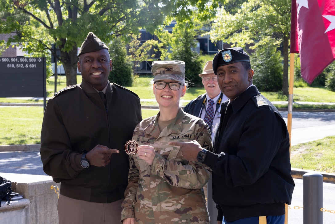 Army Surgeon General and Command Sgt. Maj. recognizes members of WRAIR