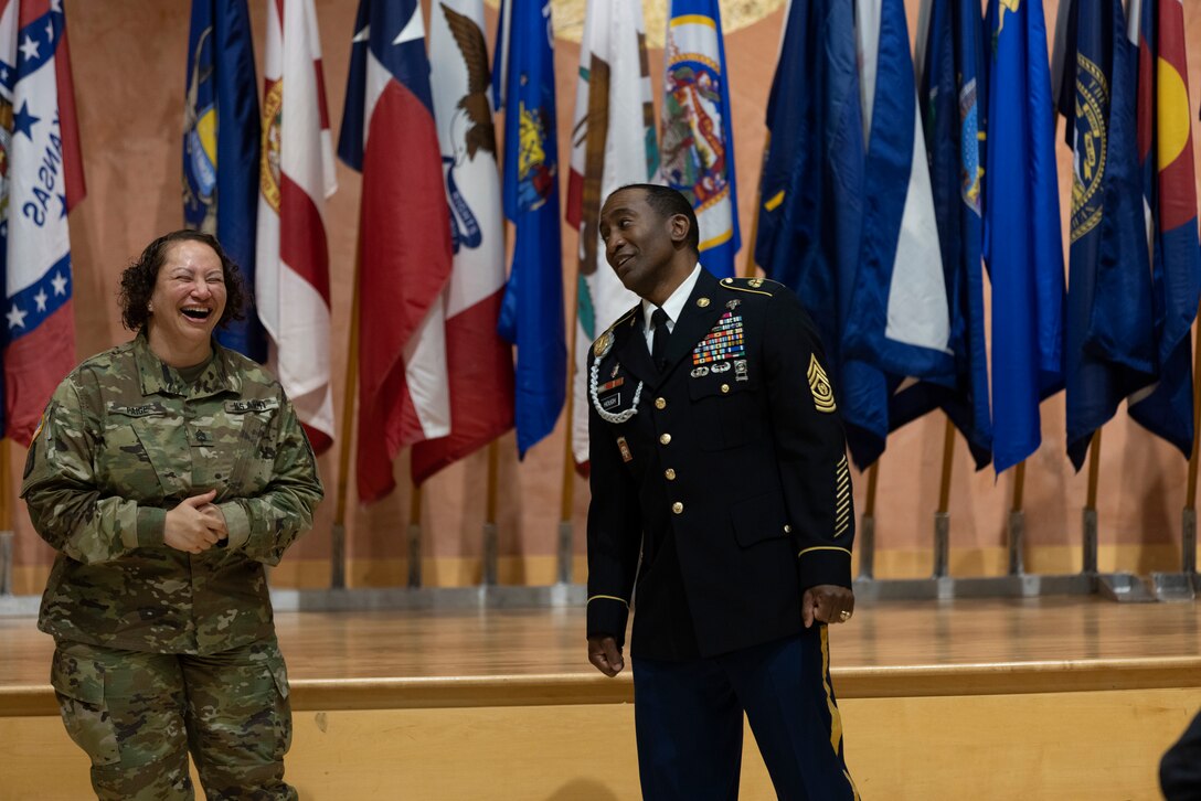 Command Sgt. Maj. recognizes Sgt. 1st Class during town hall