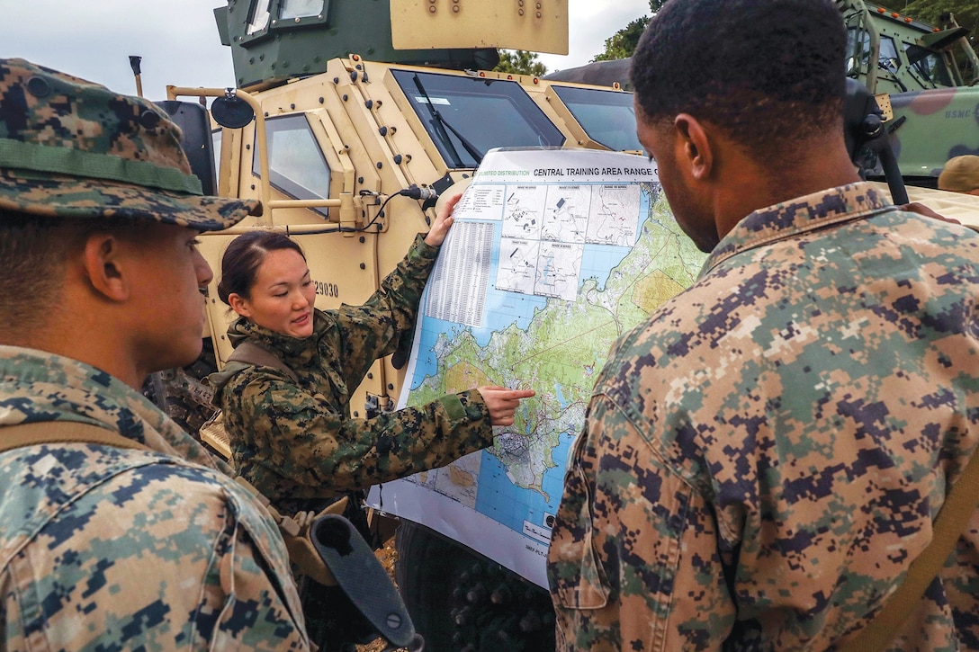 Platoon commander discusses plan during Jungle Warfare Exercise 22