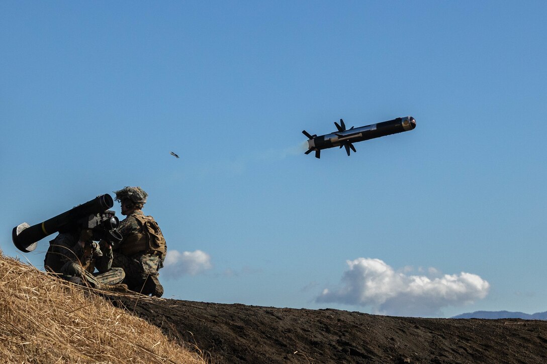 フジ・ヴァイパー訓練に参加中の第2海兵連隊がFGM-148ジャベリン対戦車ミサイルを撃つ様子です。