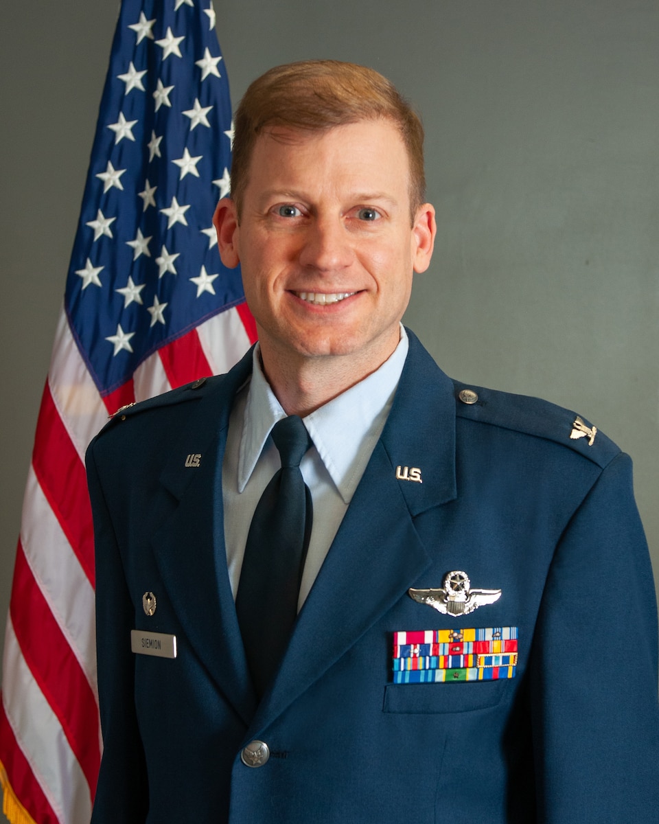 Official photo of Lt. Col. David Siemion.