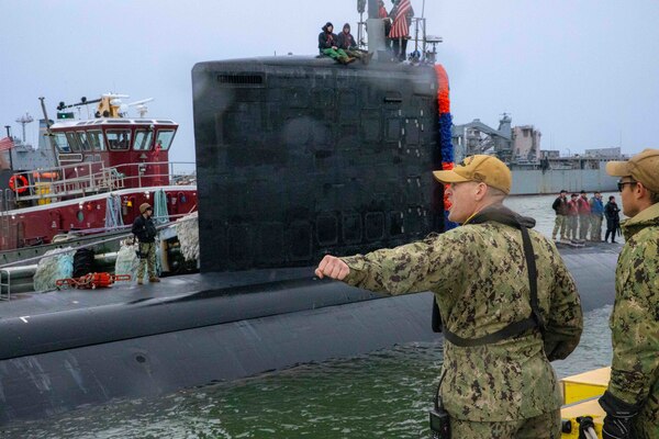 Sailors guide the Virginia-class fast-attack submarine USS New Hampshire (SSN 778) as it prepares to moor pier side during the boat's homecoming at Naval Station Norfolk, Jan. 17, 2023.