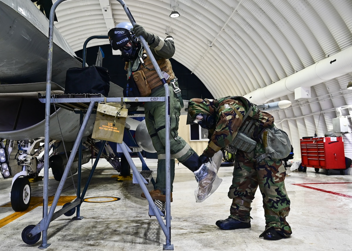 Airman helps pilot remove gear