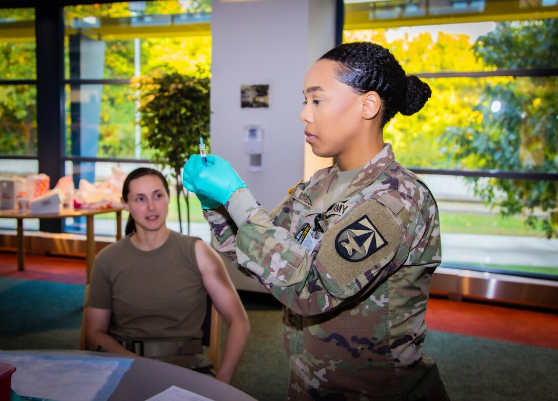 Soldier prepares flu vaccine.