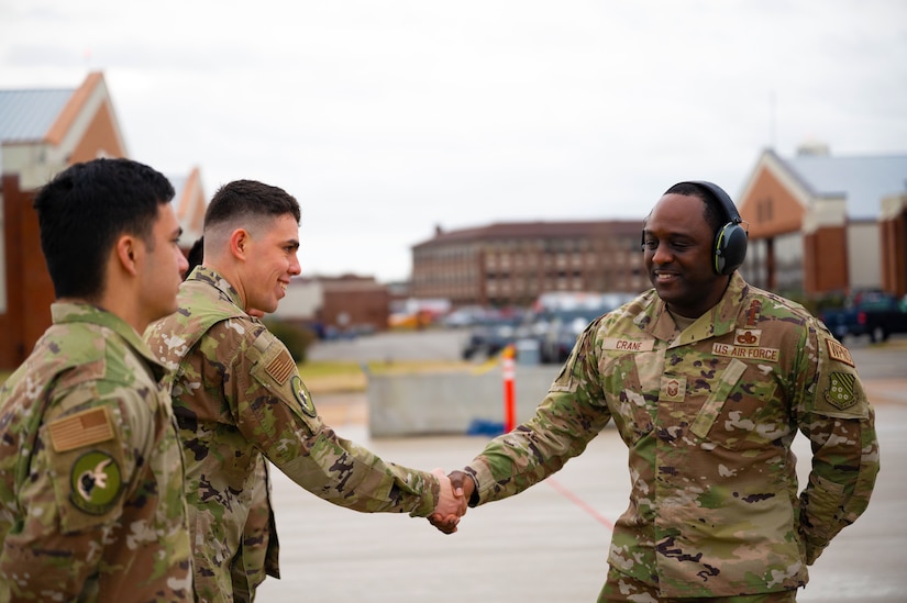 Airmen shakes hands.