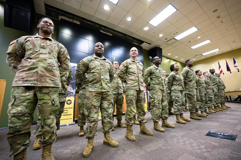 Army Reserve Soldiers raise right hands again