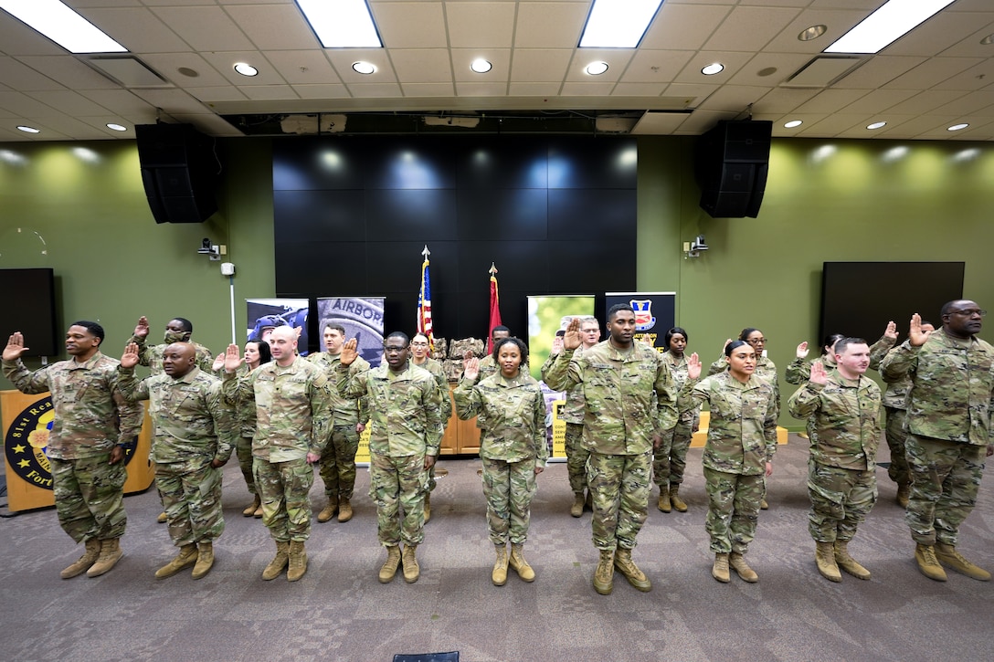 Army Reserve Soldiers raise right hands again