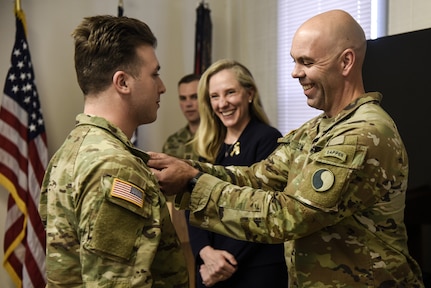 Spanberger helps recognize Soldiers at Fort Pickett