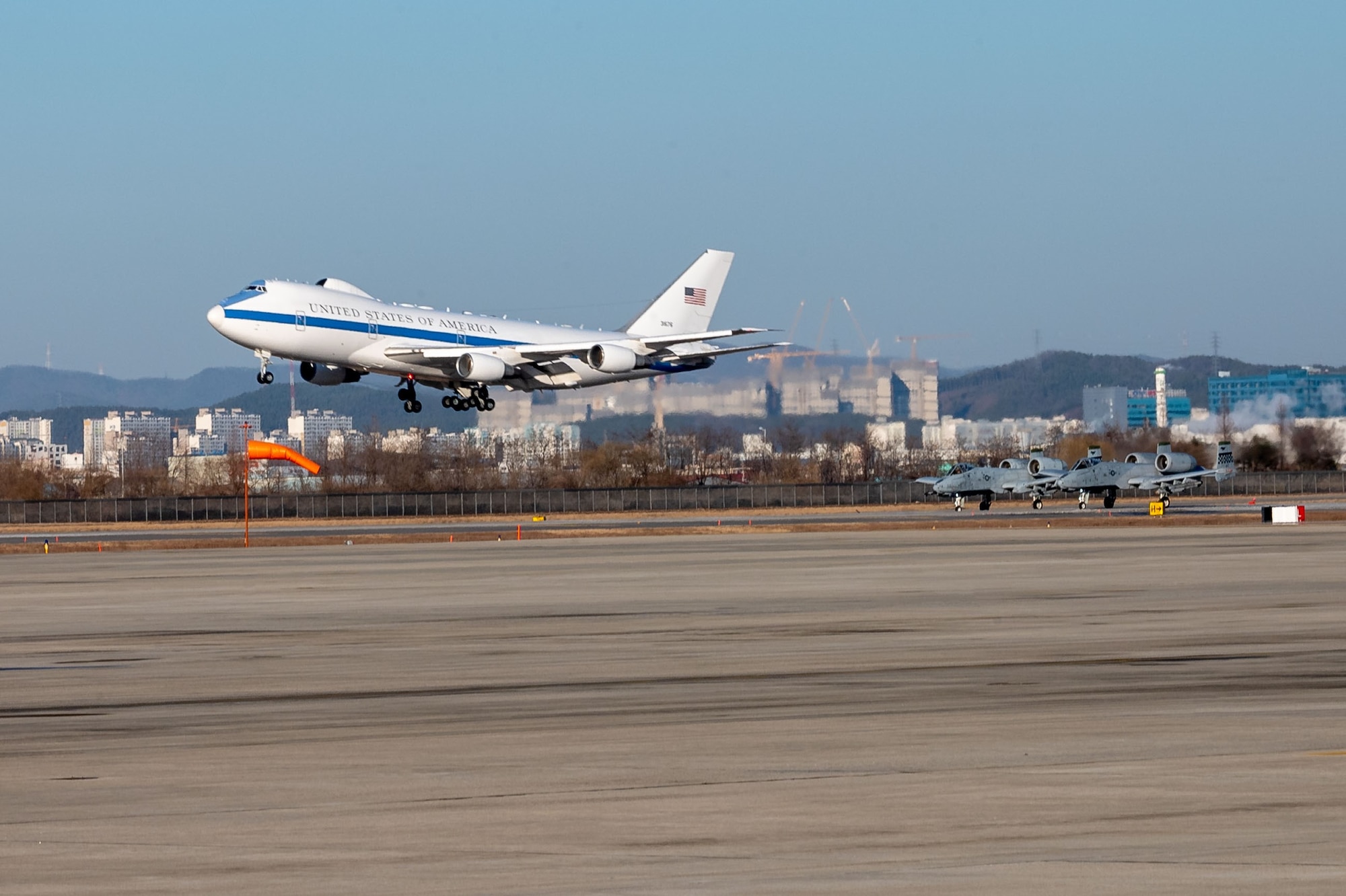 Photo of an aircraft carrying the Secretary of Defense