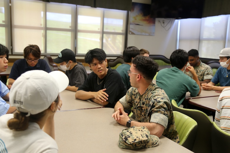 沖縄国際大学の学生たちが浦添市の海兵隊キャンプ・キンザーを訪問。
