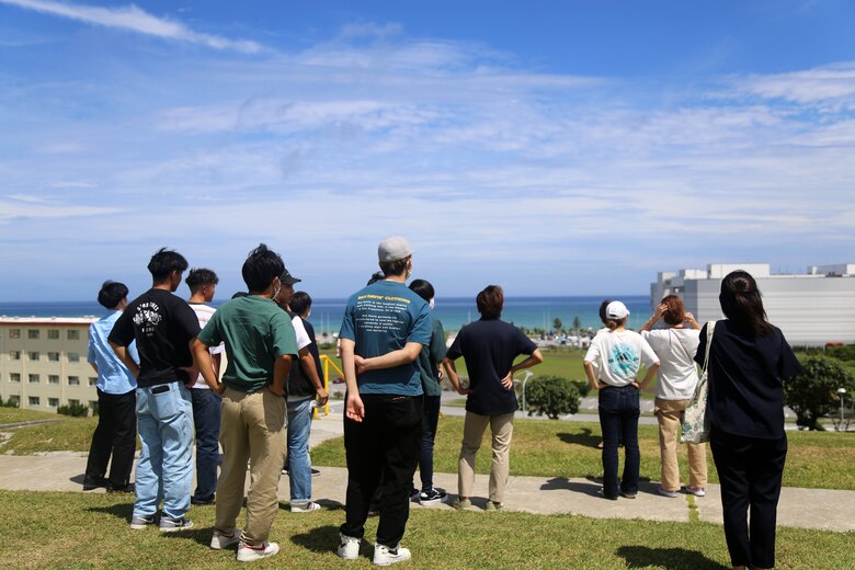 沖縄国際大学の学生たちが浦添市の海兵隊キャンプ・キンザーを訪問。