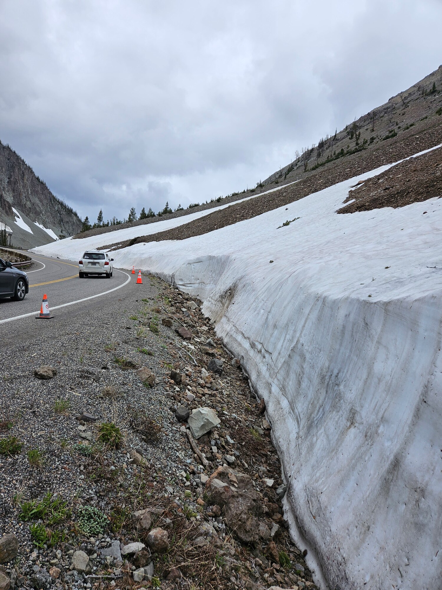 A picture of a mountainside of snow where an explosive was found