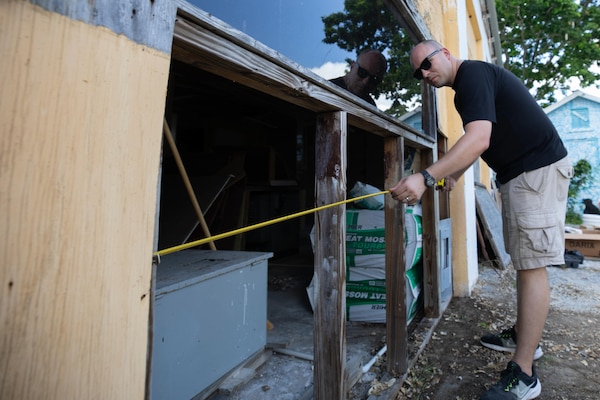 Man measures a building