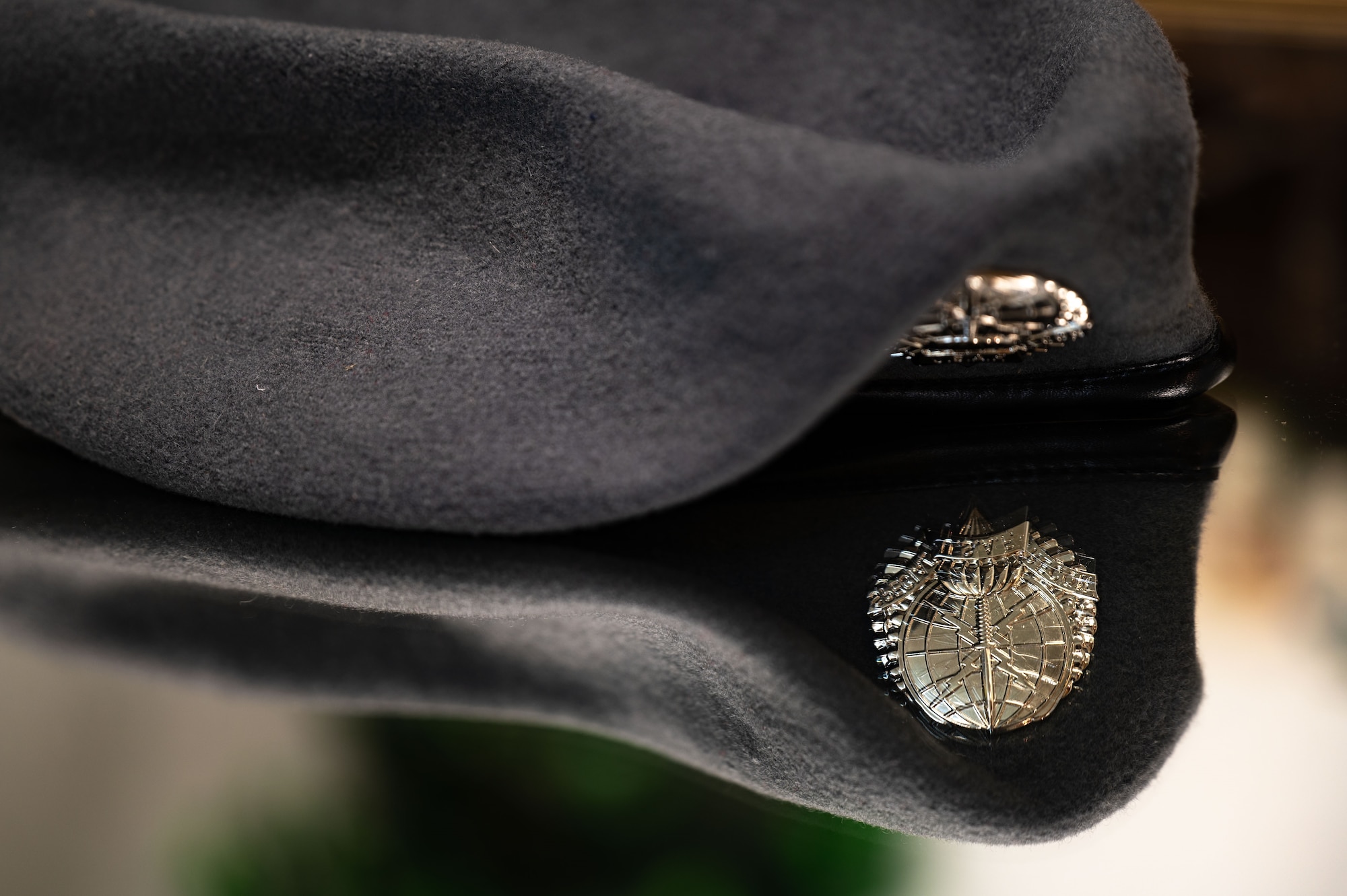 grey SR beret reflecting on a mirror with the SR emblem brightly lit
