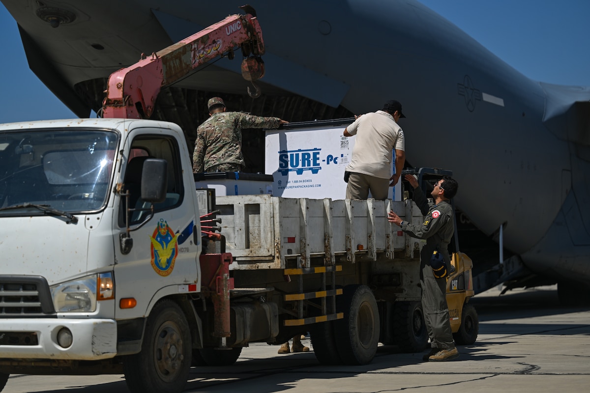 Photo of individulas offloading medical supplies from C-17.