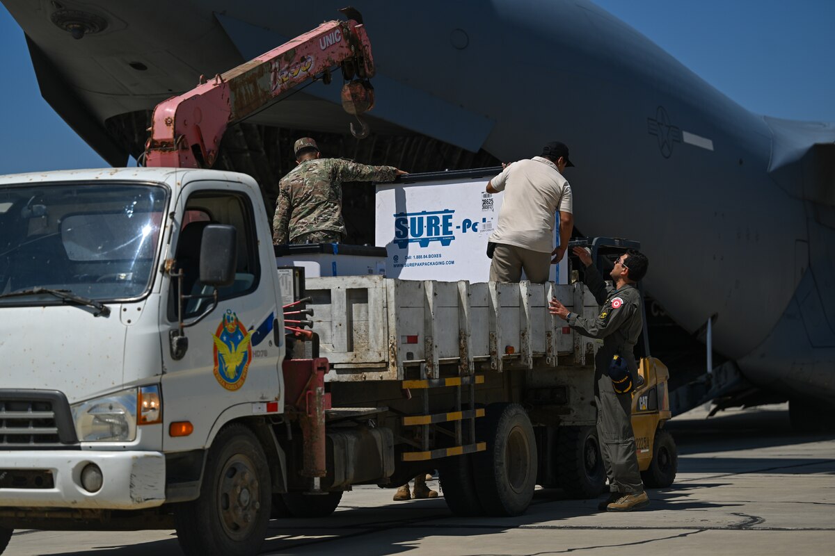 Photo of individulas offloading medical supplies from C-17.