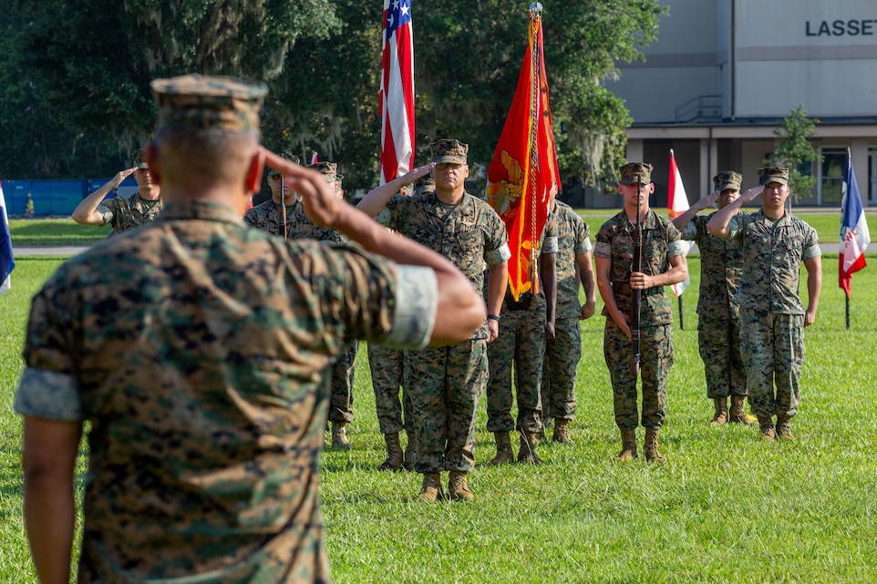 Col. Mark Bortnem takes command of MCAS Beaufort > Marine Corps Air ...