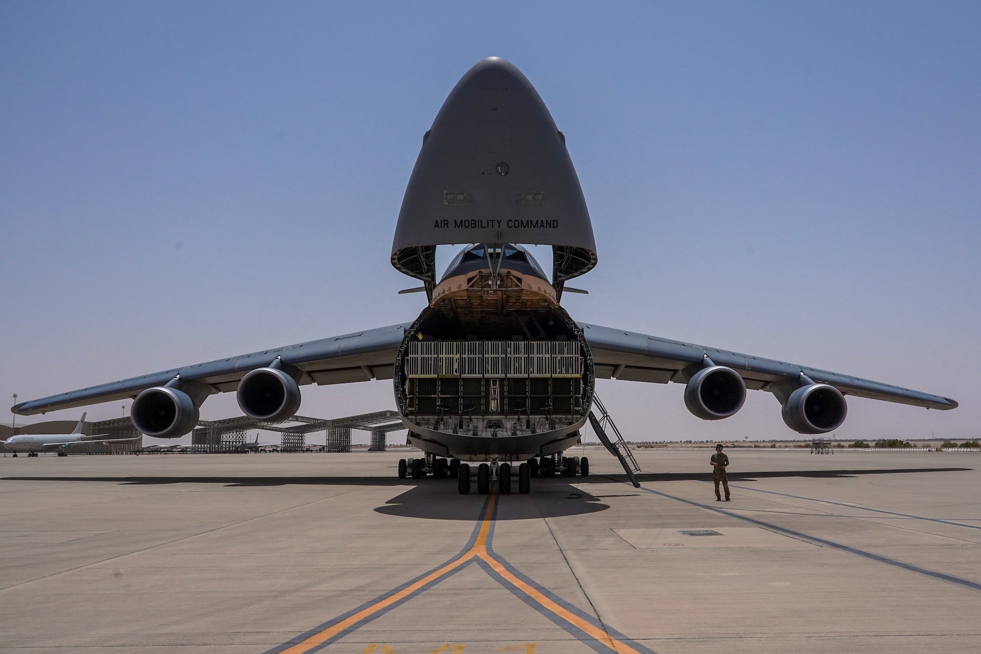 PSAB Air Terminal Operations Center unloads C5 "Super Galaxy"
