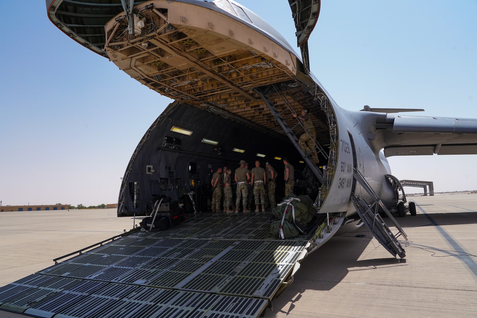 PSAB Air Terminal Operations Center unloads C5 "Super Galaxy"