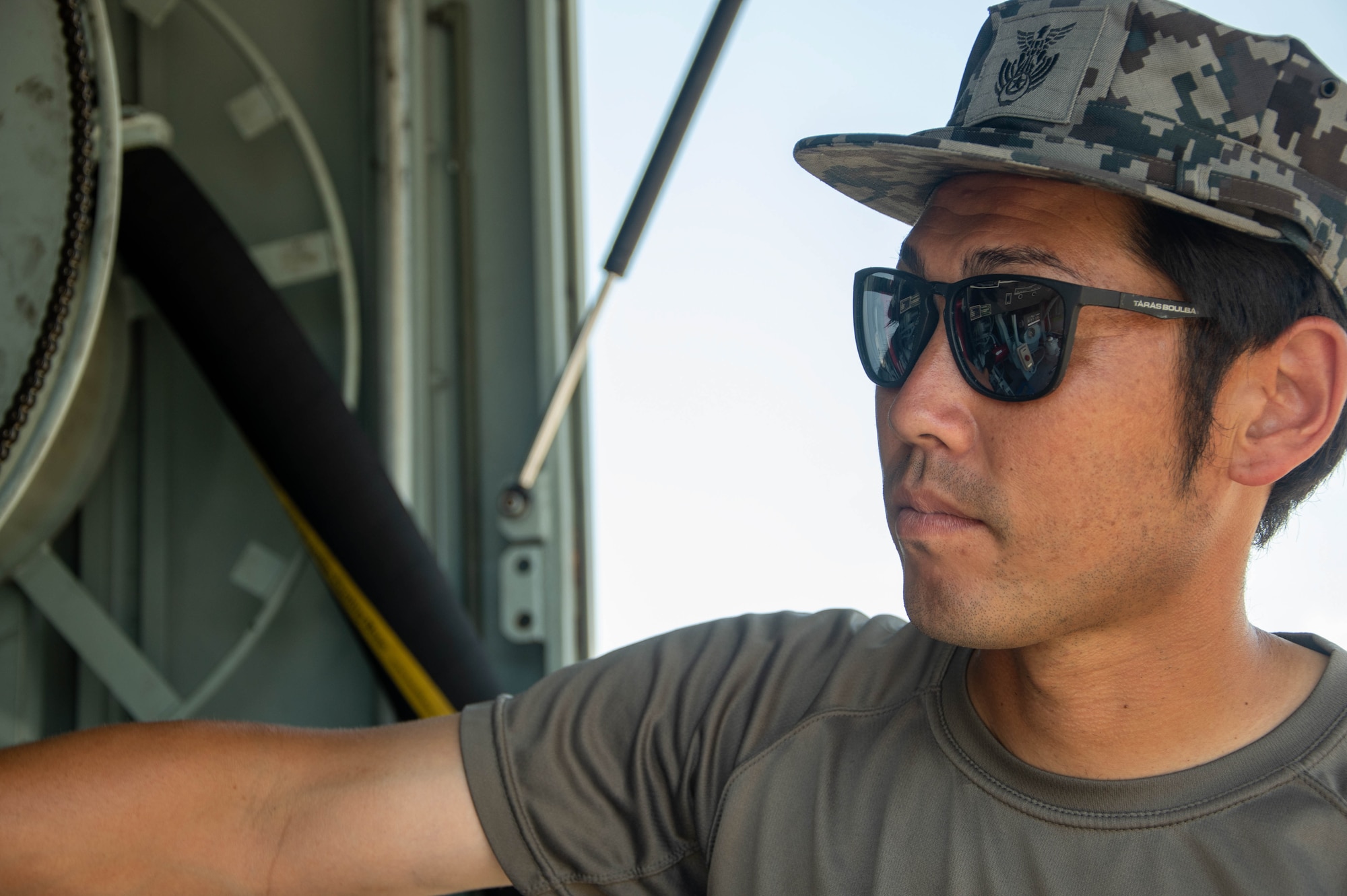 A JASDF member conducts a hot-pit refuel.