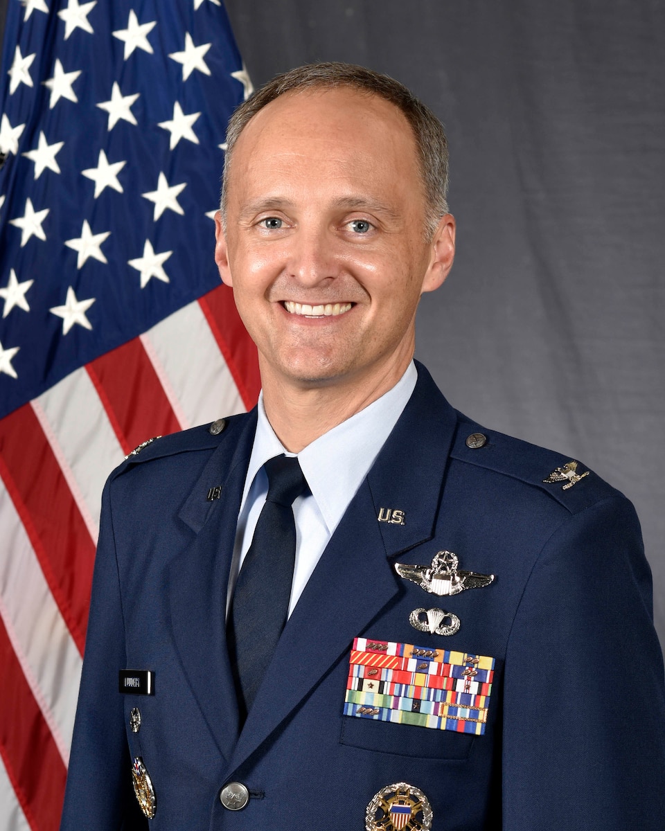 Official portrait photo of Col Lundeby
