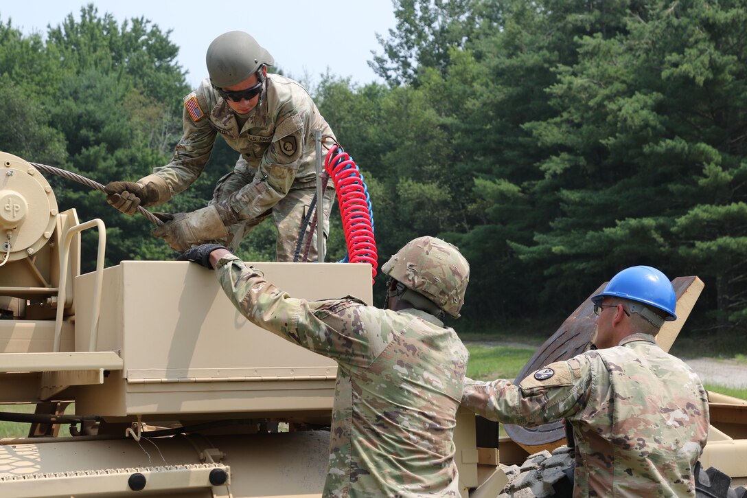 94th TD Instructors Teach Wheeled Vehicle Recovery Skills at RTS