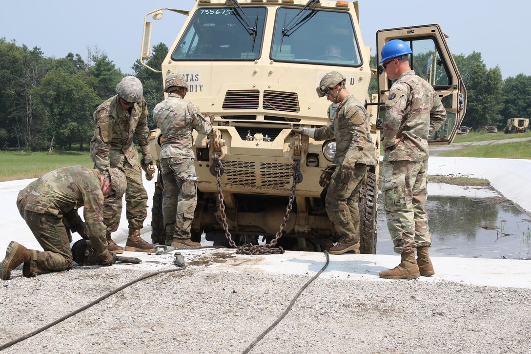 94th TD Instructors Teach Wheeled Vehicle Recovery Skills at RTS