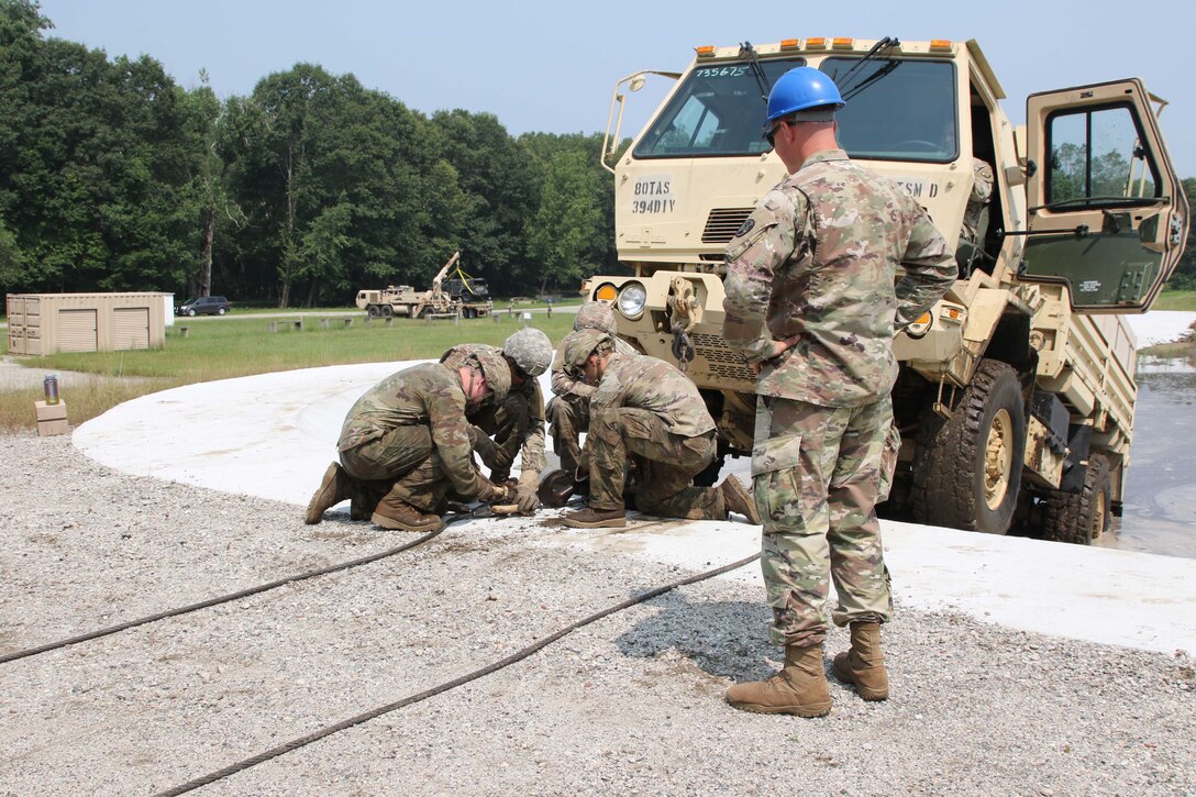 94th TD Instructors Teach Wheeled Vehicle Recovery Skills at RTS